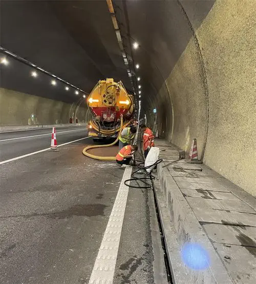 通海口镇隧道排水渠清淤